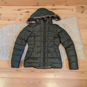 SOLD - North Face 550 women’s puffer with removable fur hood